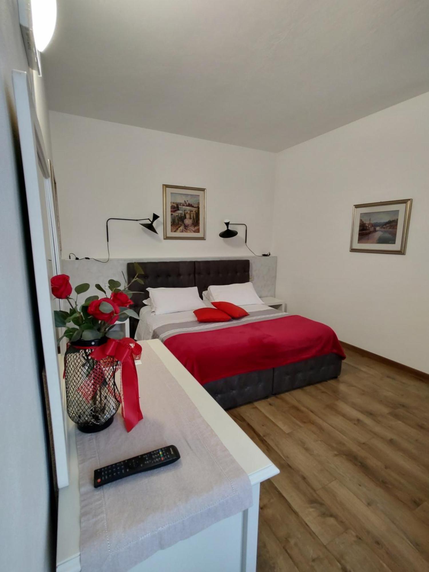 Verona Relax & Stay Rooms Экстерьер фото